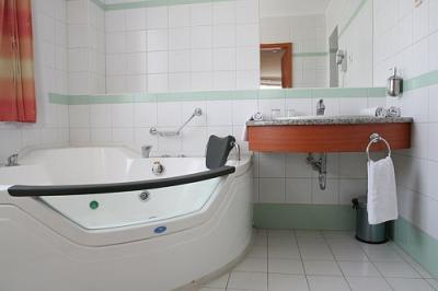 Hotel Wien Budapest - Zimmer mit Sprudelbad im 3-Sterne Hotel in Budapest - Hotel Wien Budapest, Hotel an der Einfahrtsstrecke der Autobahnen M1-M7