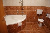 Badezimmer mit Eck-Badewanne in Canada Hotel Budapest - billige Unterkunft in der Nähe der M5 Autobahn