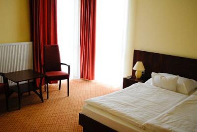 Zimmer mit Doppelbett im Hotel Falukozpont Ujhartyan - Falukozpont Hotel*** Ujhartyan - Billige Unterkunft an der Autobahn M5 - Konferenzhotel in Ungarn 