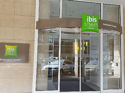 Eingang vom Ibis Styles Budapest Center- elegantes Hotel im Zentrum von Budapest - ✔️ Ibis Styles Budapest Center*** - 3 Sterne Hotel in Budapest